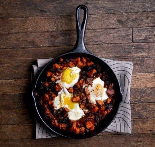 Lodge 9 Inch Cast Iron Pre-Seasoned Skillet – Signature Teardrop Handle - Use in the Oven, on the Stove, on the Grill, or Over a Campfire, Black