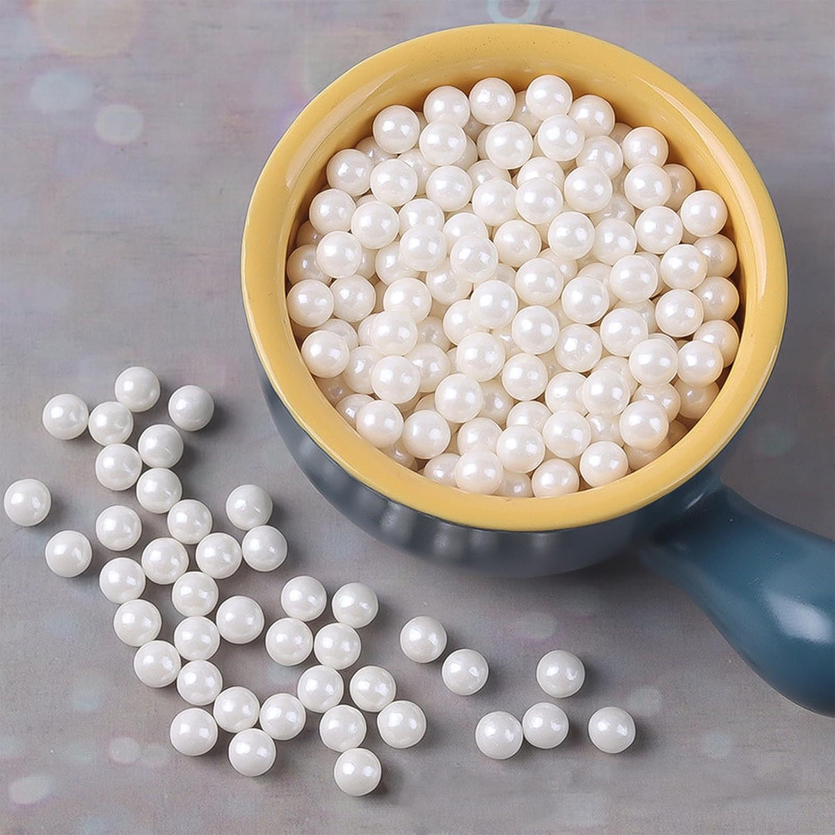 Edible Pearl Sugar Sprinkles White Candy Pearls Baking Decorations 7mm 130g/4.58 Oz White Sprinkles Sugar Pearl for Cake Decorating Edible Ball Sprinkle Ice Cream Toppings Wedding Chirstmas Supplies