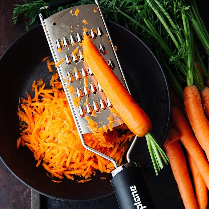 Microplane Gourmet Series Julienne Vegetable Grater, Handheld Carrot Shredder (Black)