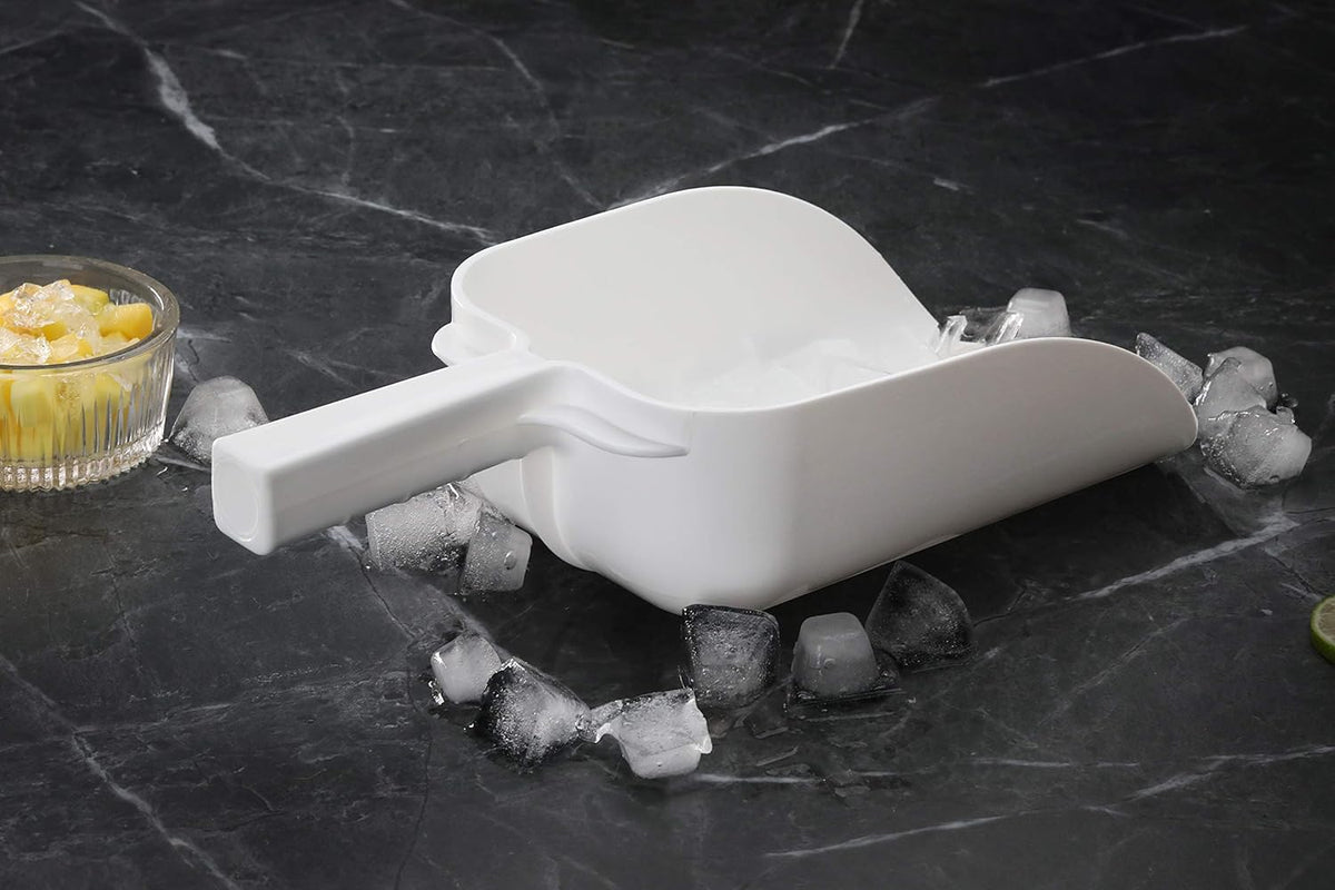 New Star Foodservice 34486 Polycarbonate Plastic Utility Ice Scoop, White, 64-Ounce