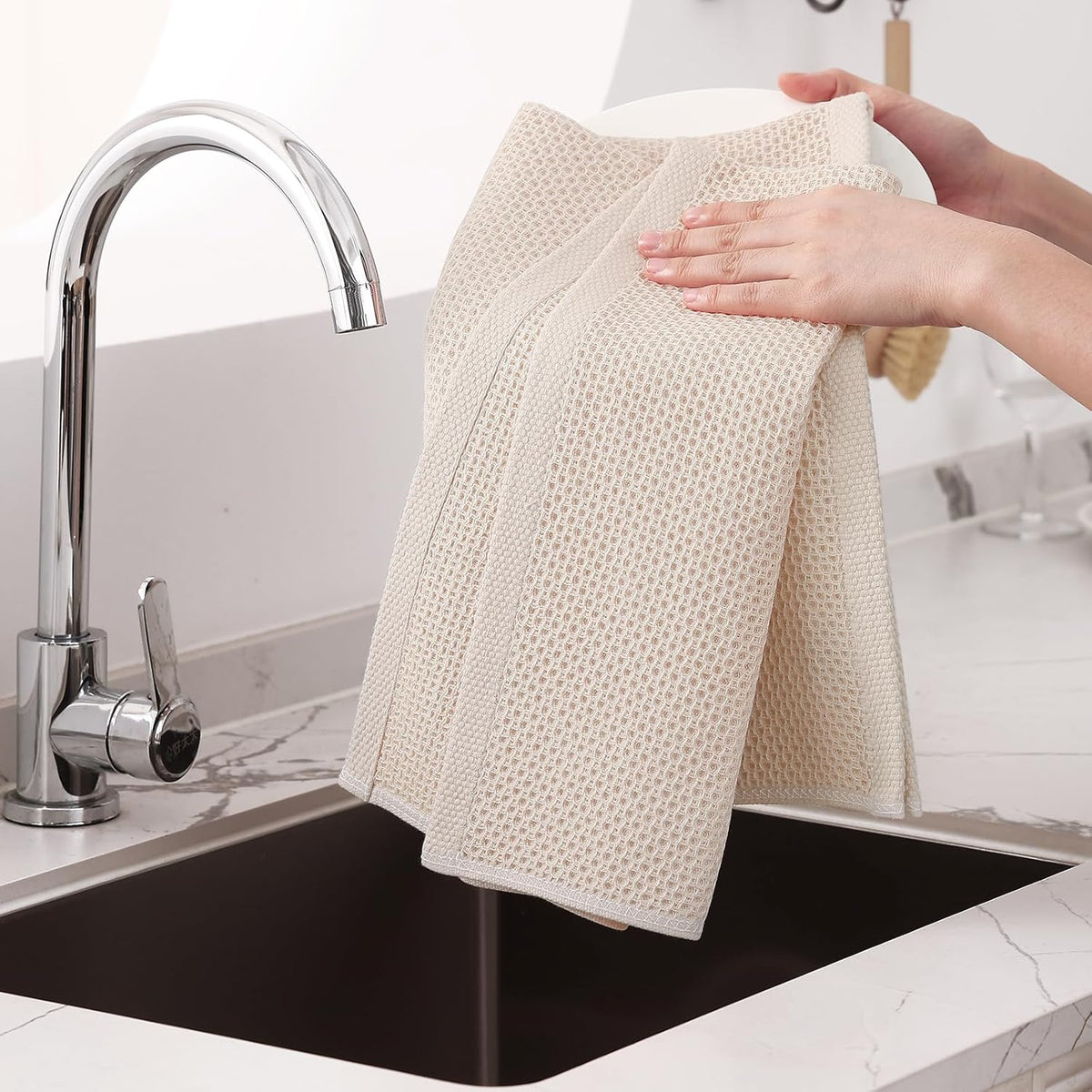Homaxy 100% Cotton Oversized Waffle Weave Kitchen Dish Towels, Ultra Soft Absorbent Quick Drying Cleaning Towel, 20 x 28 Inches, 4-Pack, Beige